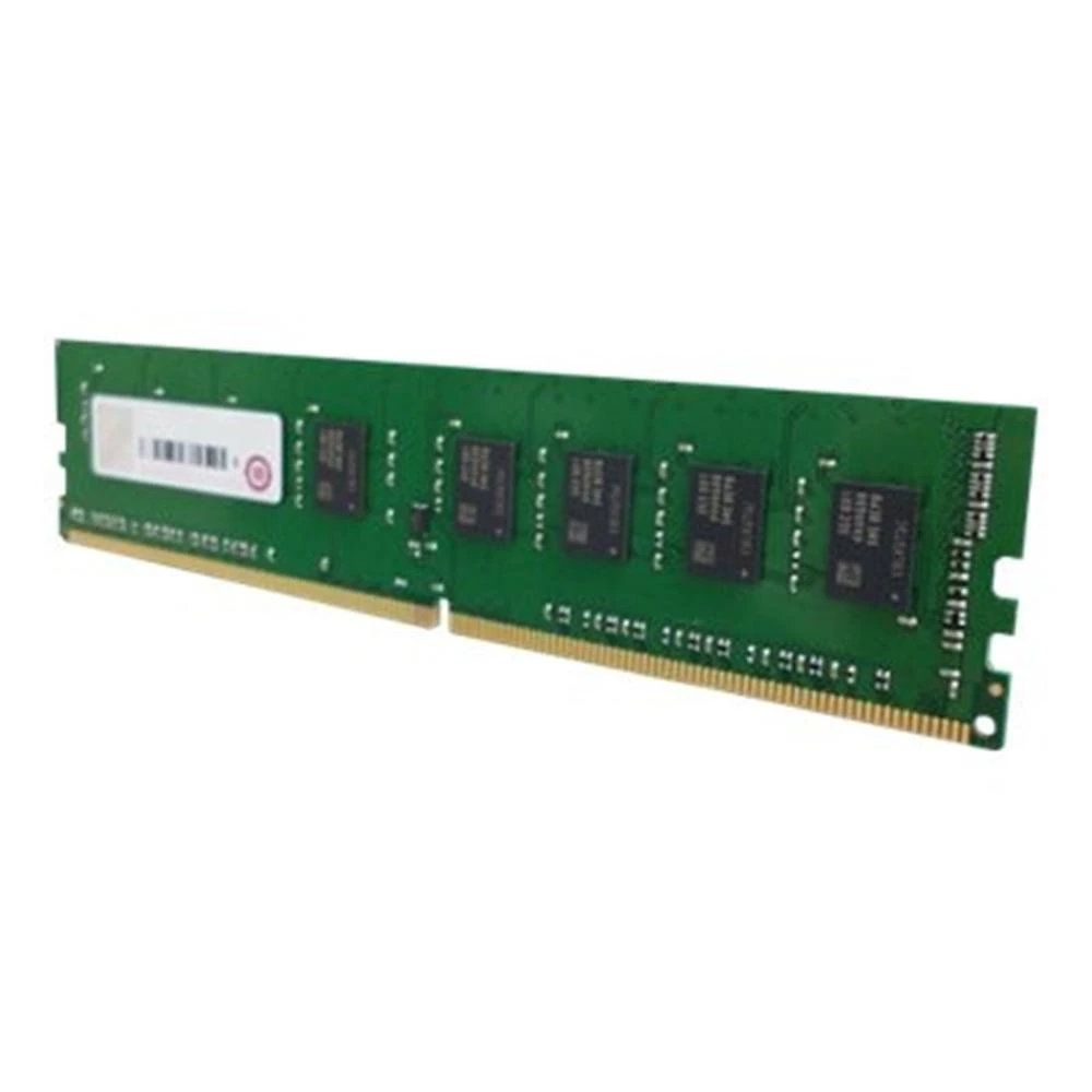 Un modulo RAM verde con chip neri e connettori dorati. È inclinato a sinistra su uno sfondo bianco.