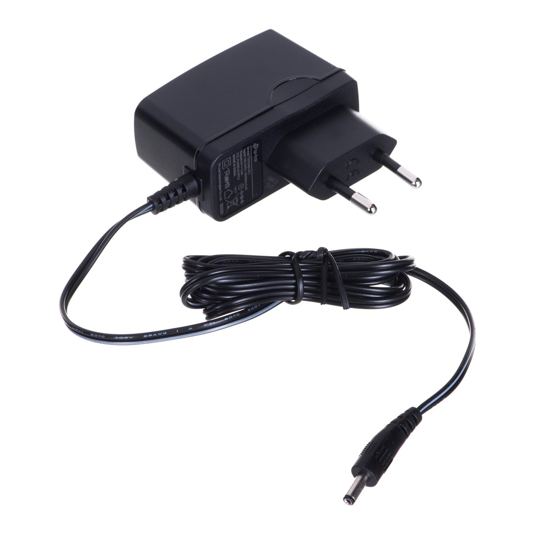Czarny zasilacz z wtyczką i kablem. Kabel jest zwinięty i podłączony do zasilacza i małego złącza.
