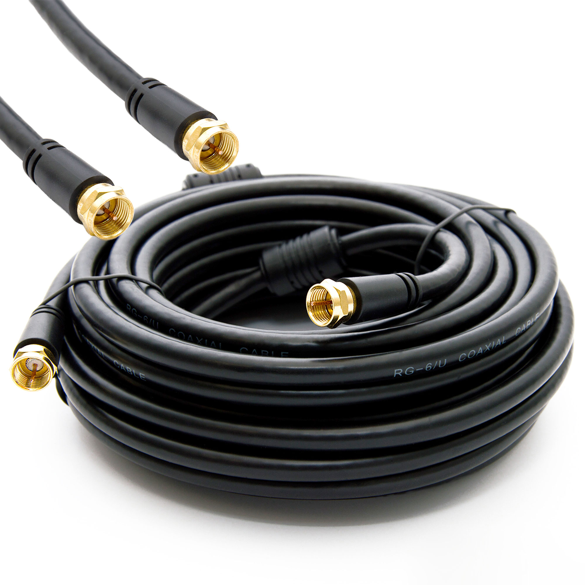 Schwarzes Koaxialkabel mit goldenen Steckern, aufgerollt und ein paar Enden verlängert. Weißer Hintergrund. Aufschrift RG-6/U COAXIAL CABLE.