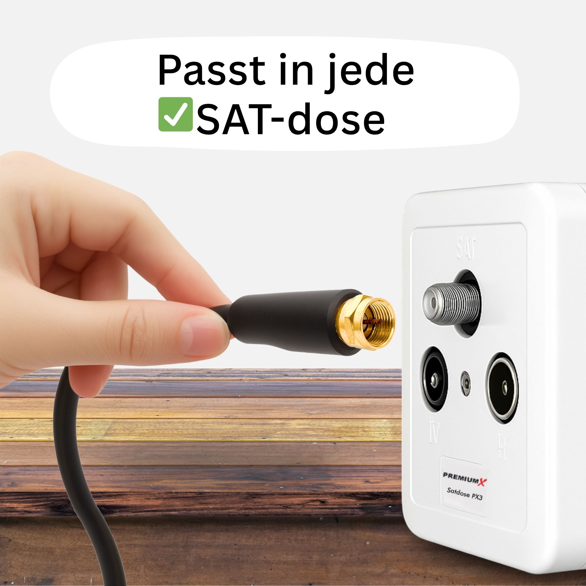 Hand hält ein schwarzes Kabel mit Goldstecker, bereit zum Einstecken in eine weiße SAT-Dose.