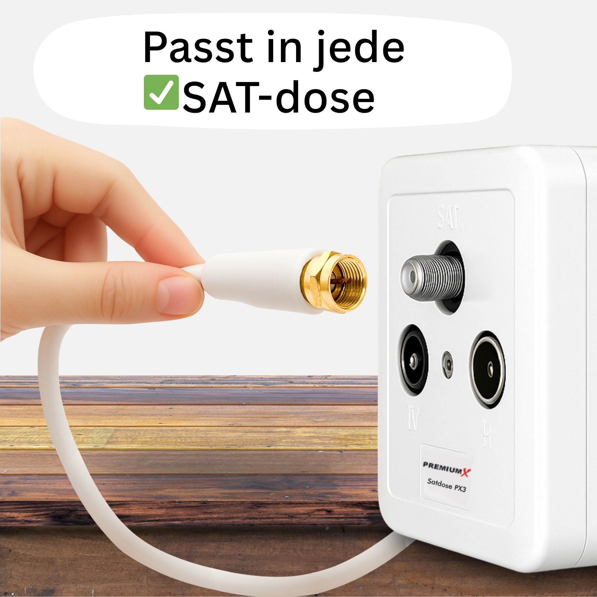 Eine Hand, die ein weißes Kabel mit einem goldenen Stecker hält, kurz davor, in eine weiße SAT-Wandsteckdose gesteckt zu werden.