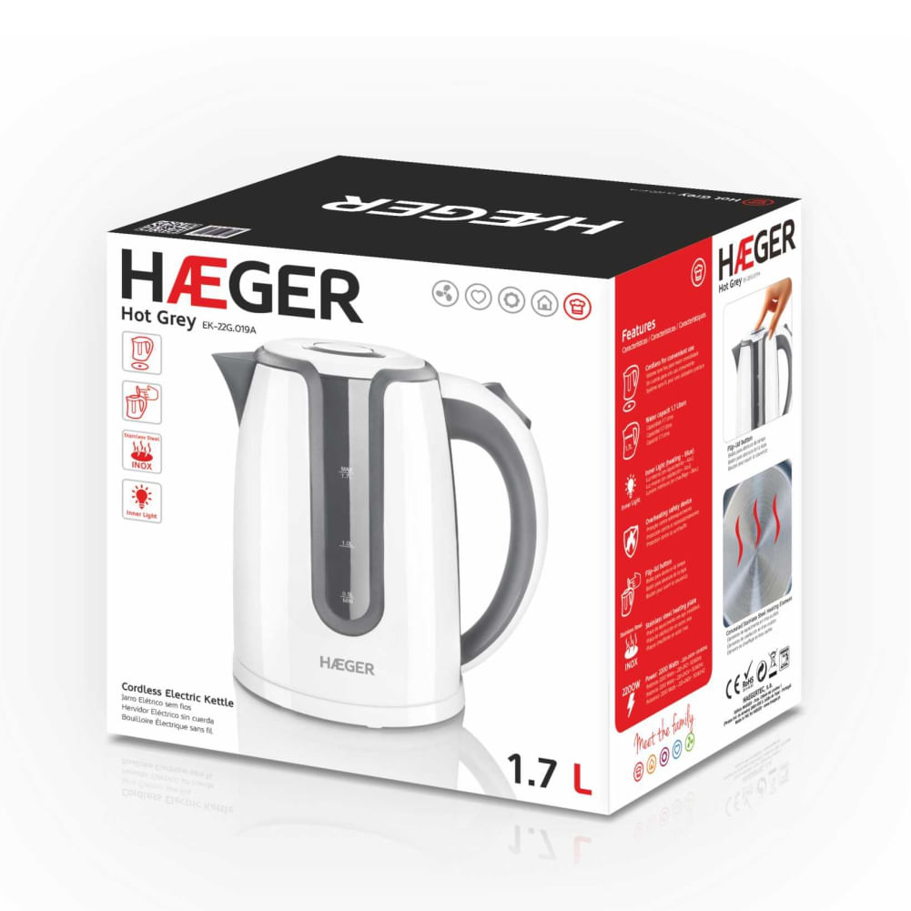 Una tetera eléctrica blanca y gris sobre una caja. La caja tiene la marca HAEGER. Es una tetera inalámbrica con una capacidad de 1,7 L.