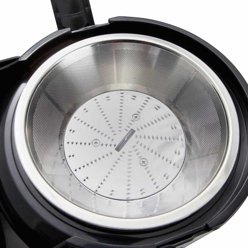 Primer plano del interior de una licuadora, mostrando un filtro y una cuchilla de acero inoxidable. La licuadora es negra con componentes plateados.