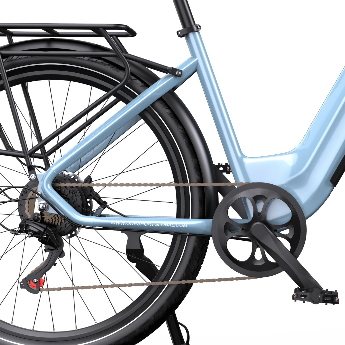 Una bicicletta elettrica azzurra. La ruota posteriore e il telaio sono visibili. Pneumatici e catena neri. Un sistema di ingranaggi e pedali neri.