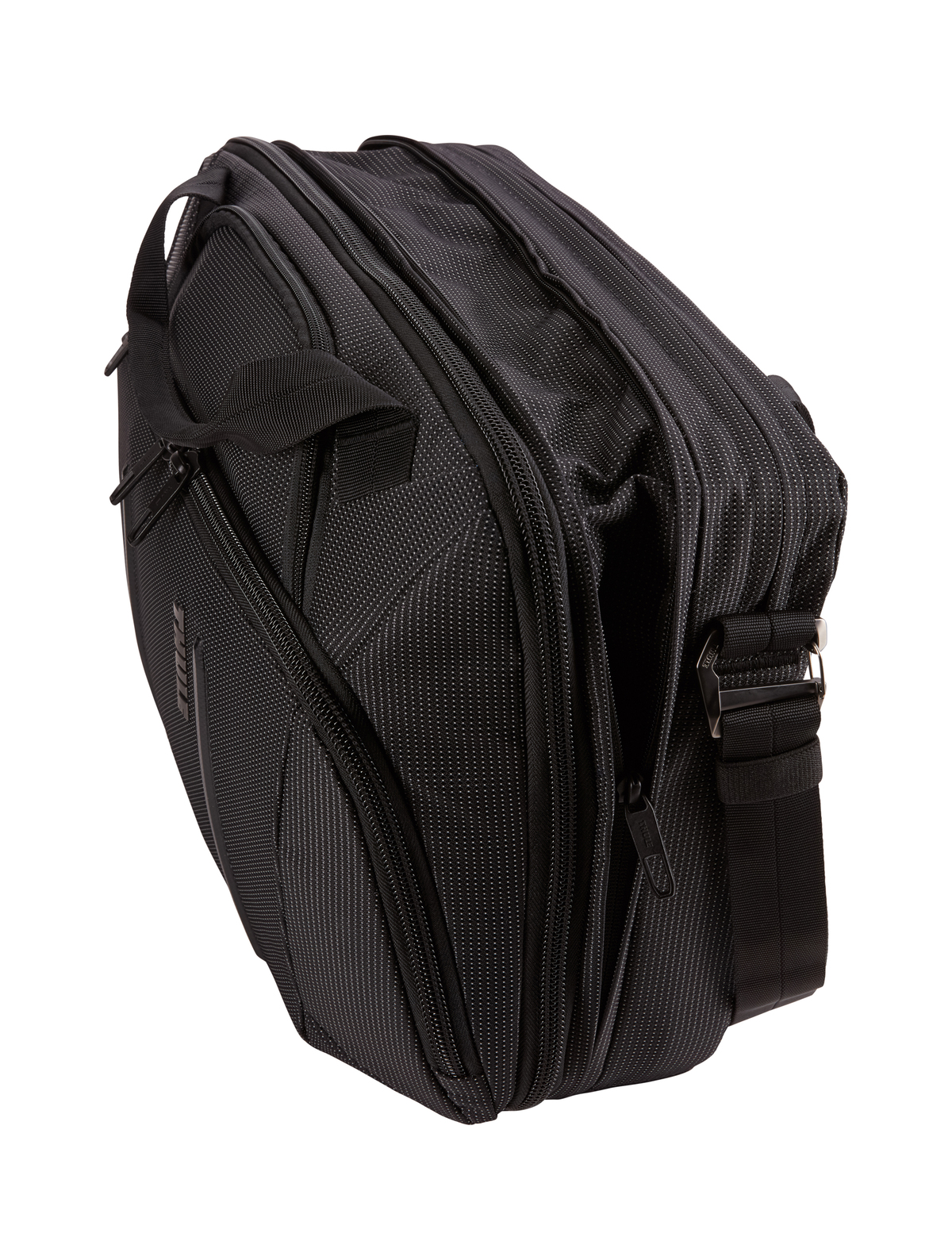 Bolso mensajero negro con múltiples compartimentos, cremalleras y una correa para el hombro. El bolso tiene una superficie texturizada y está sobre un fondo blanco.