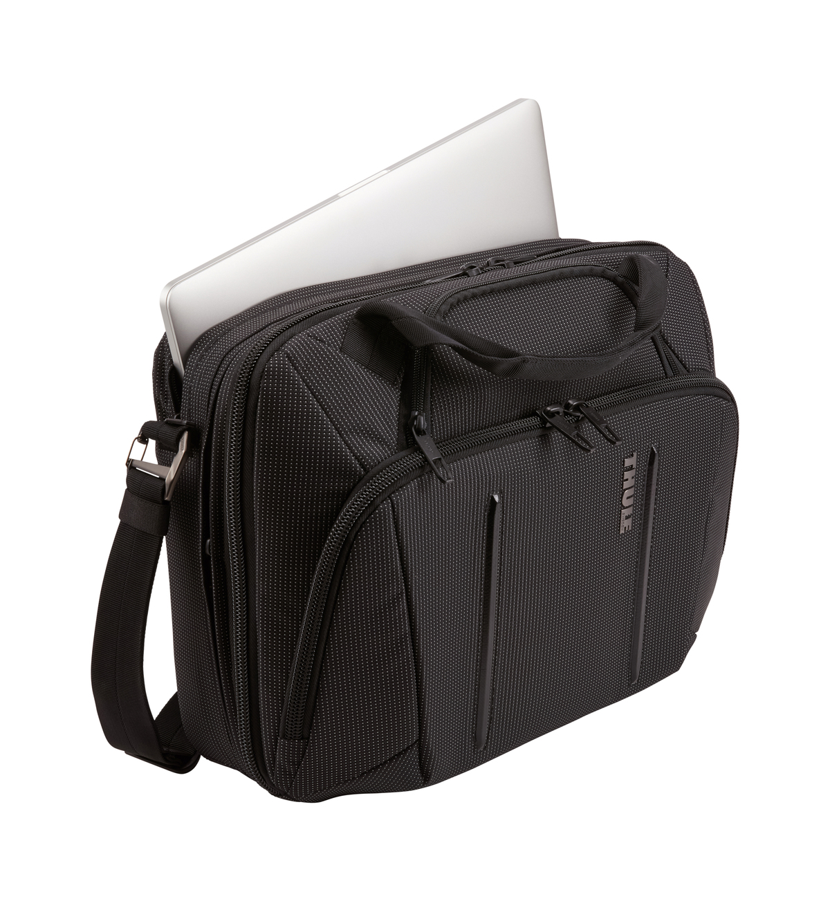 Una bolsa para portátil negra Thule con un portátil plateado dentro. La bolsa tiene una correa para el hombro y un asa, sobre fondo blanco.