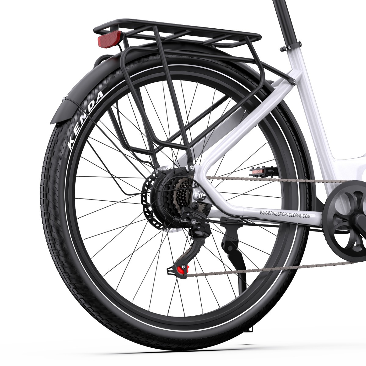 Vista posteriore di una bicicletta bianca. Ruota nera con pneumatico Kenda, portapacchi e trasmissione. Riflettore rosso. Telaio bianco.