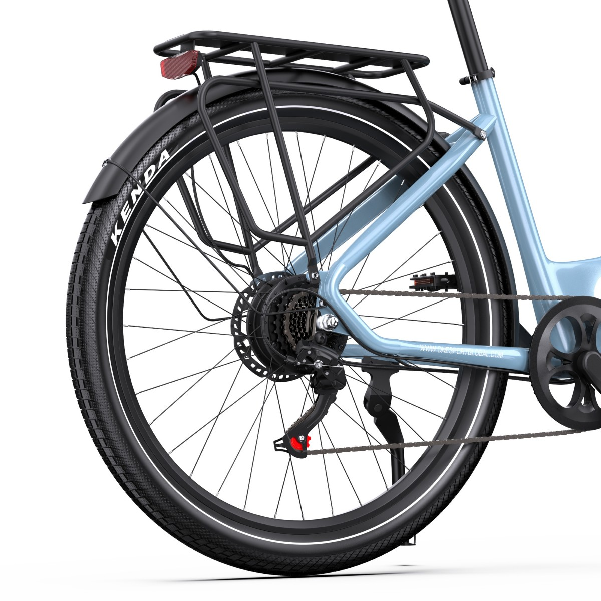 Primo piano della ruota posteriore di una bicicletta blu. Pneumatico nero con finiture bianche, portapacchi nero e catarifrangente rosso. La bici ha una catena nera.