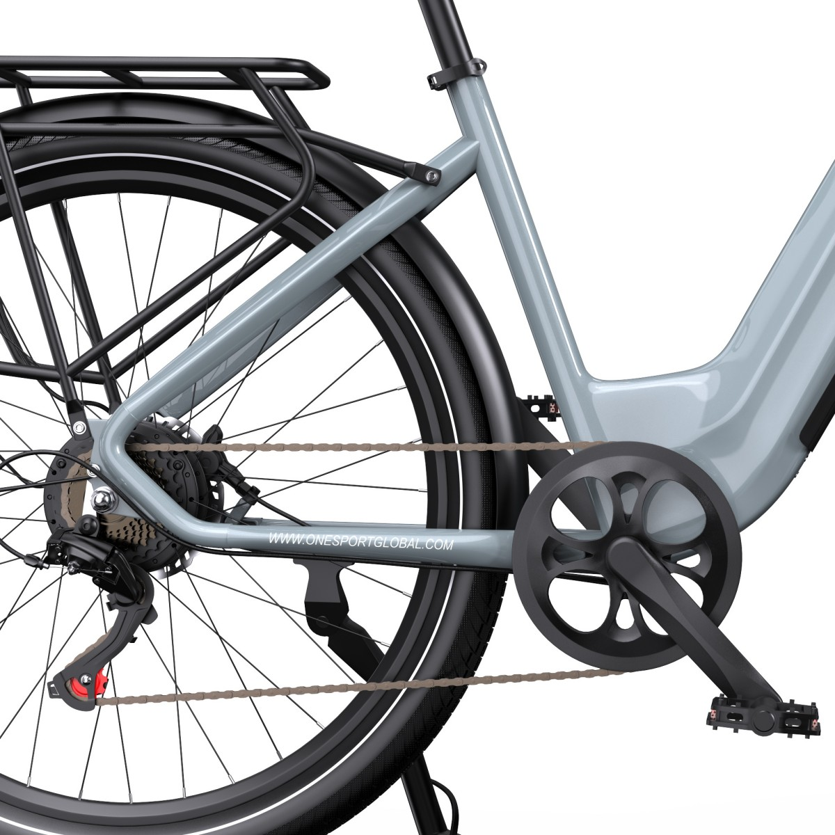 Vista parziale di una bicicletta elettrica azzurra. La ruota posteriore, la catena e i pedali sono visibili su sfondo bianco. Il marchio è visibile.