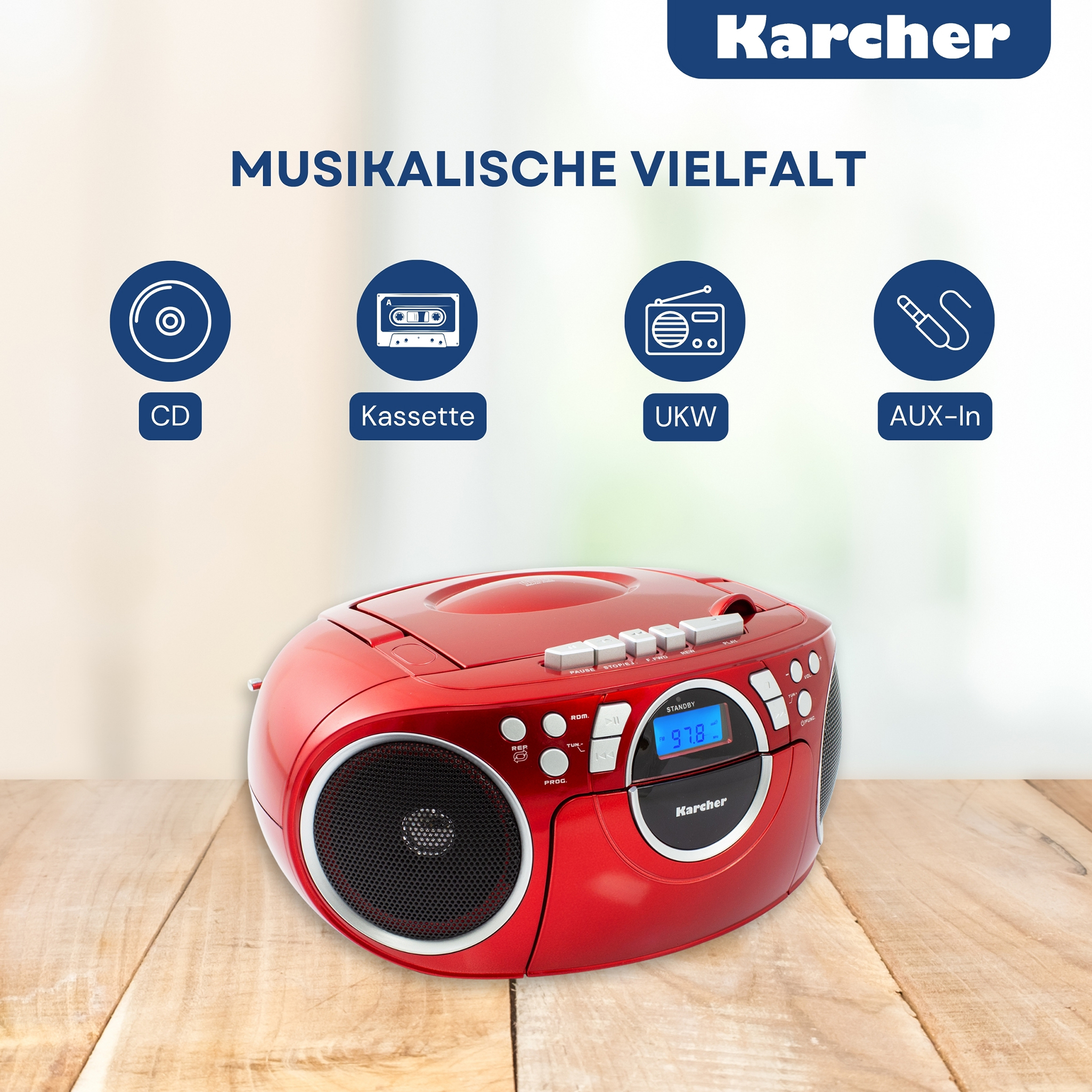 Roter Karcher-Boombox mit CD, Kassette, UKW und AUX-In-Optionen auf einem Holztisch mit blauem Display.