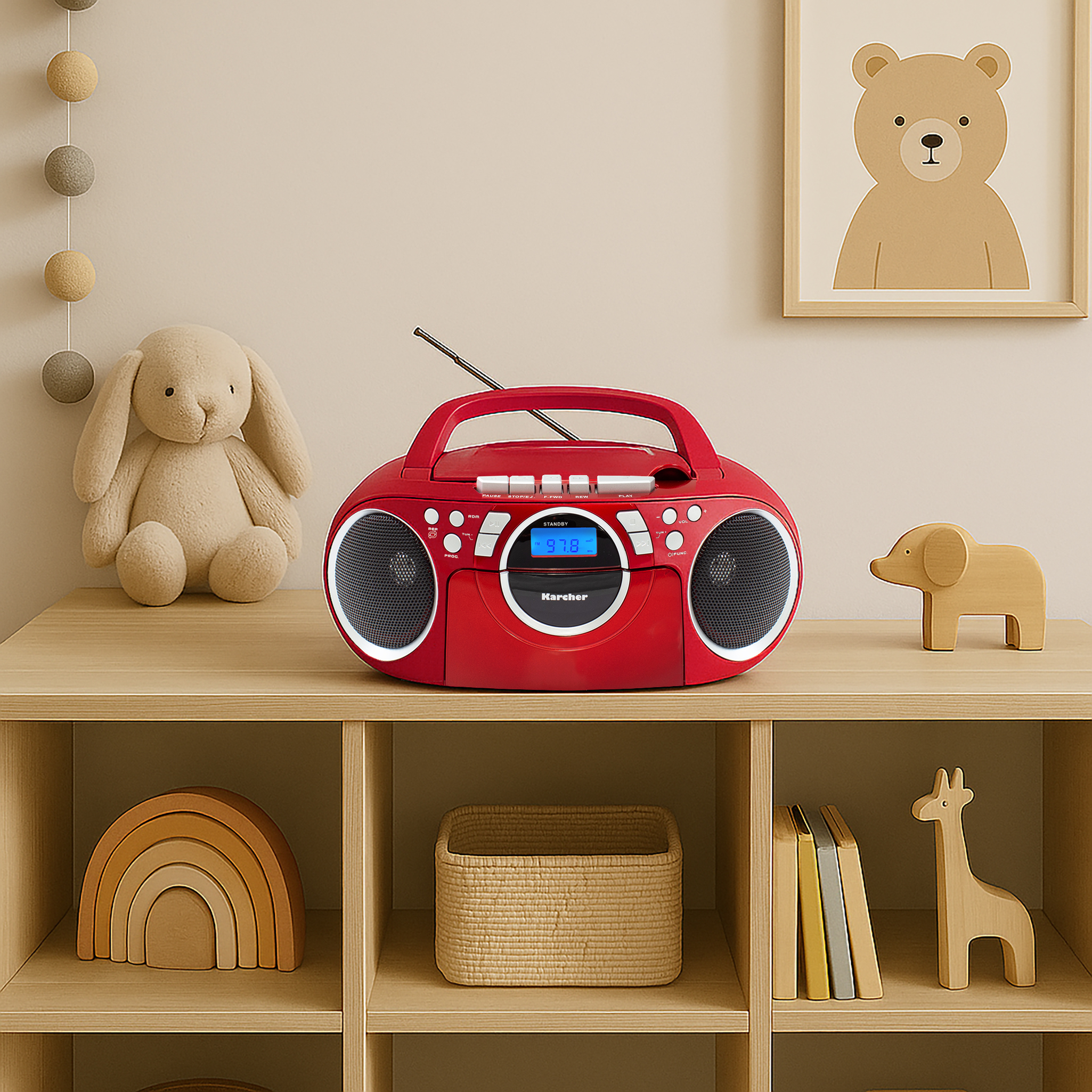 Rotes Radio auf einem Regal mit Spielzeugkaninchen, Holzspielzeug und einem gerahmten Bärenbild.