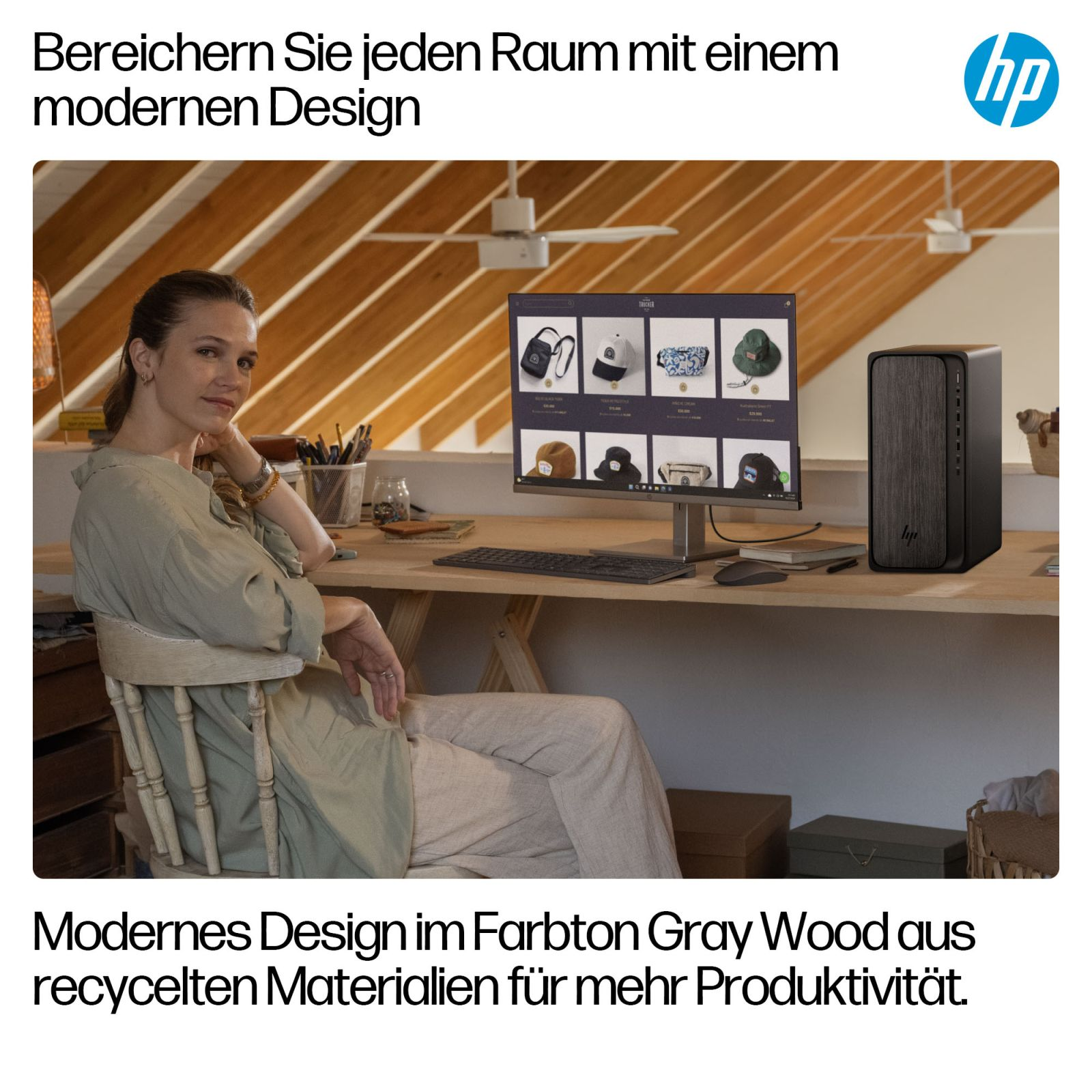 Kobieta przy biurku z komputerem HP. Monitor wyświetla kapelusze. Szara drewniana wieża komputera. Drewniany sufit. Scena jest w pomieszczeniu.