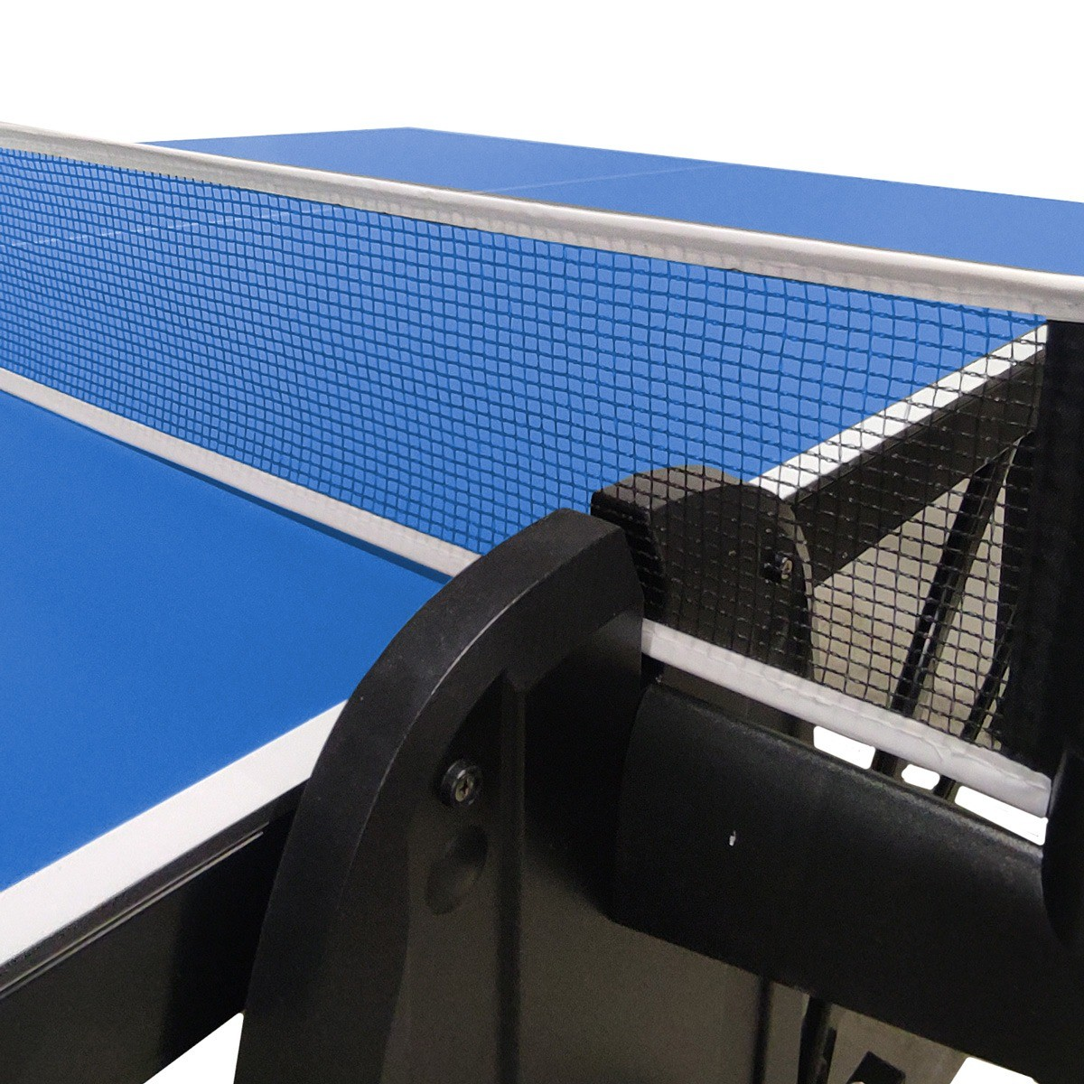 Een close-up van een blauw pingpongnet. Het net is blauw en wordt vastgehouden door een zwart frame. De tafel is blauw.
