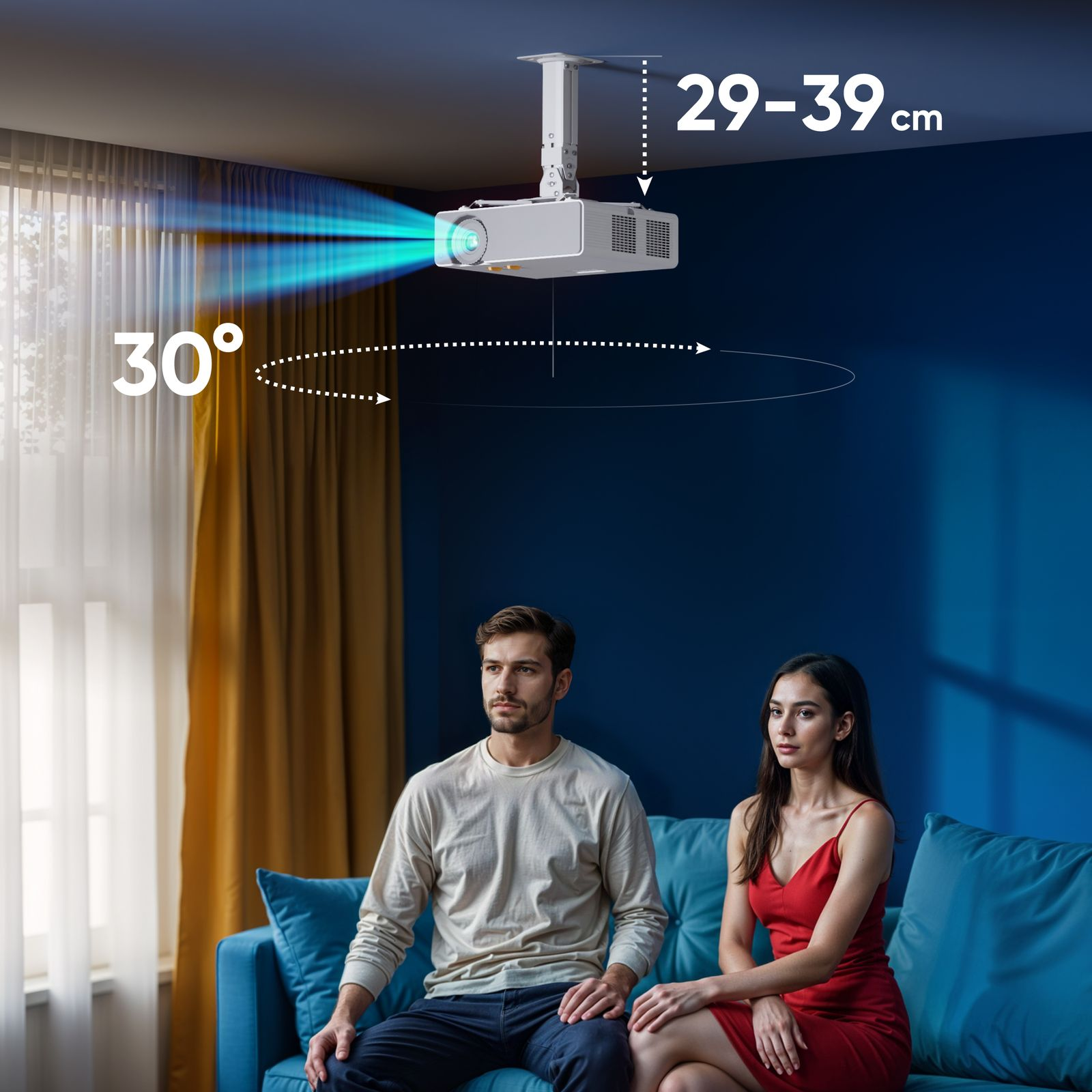 Un proiettore è montato a soffitto. Una coppia è seduta su un divano blu, guardando in alto. La stanza ha una parete blu e tende gialle.