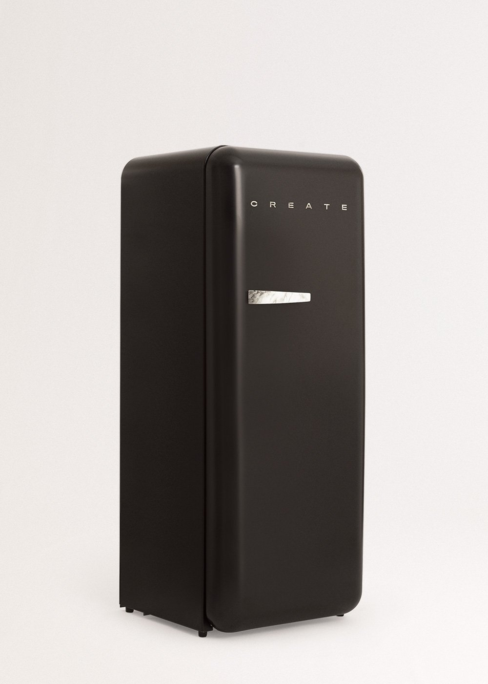 Un refrigerador negro sobre fondo blanco. 'CREATE' arriba. Un tirador plateado en la puerta.