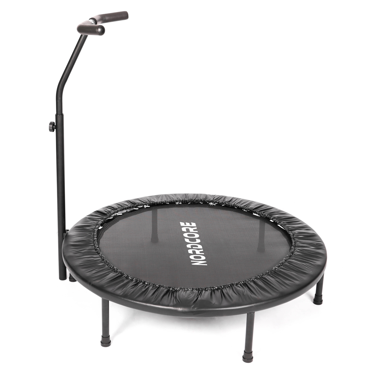Czarna mini trampolina z uchwytem. Trampolina ma czarną ramę, matę i białe logo "NORDCORE". Stoi na białym tle.
