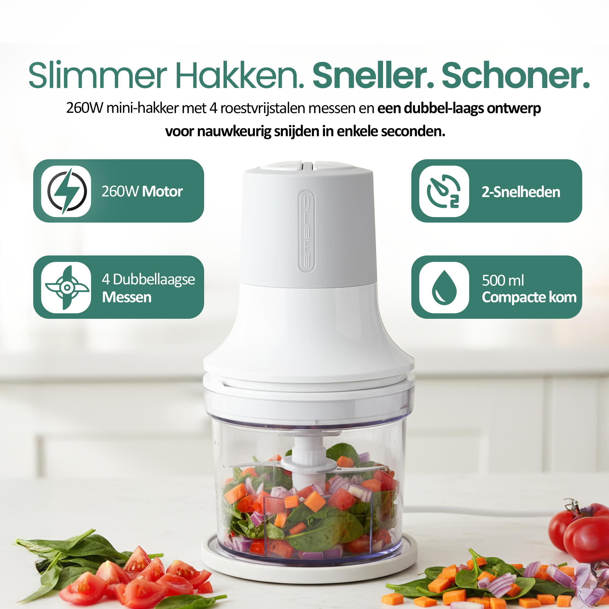 Ein weißer Zerkleinerer mit Gemüse, umgeben von Tomaten, Karotten und Spinat.