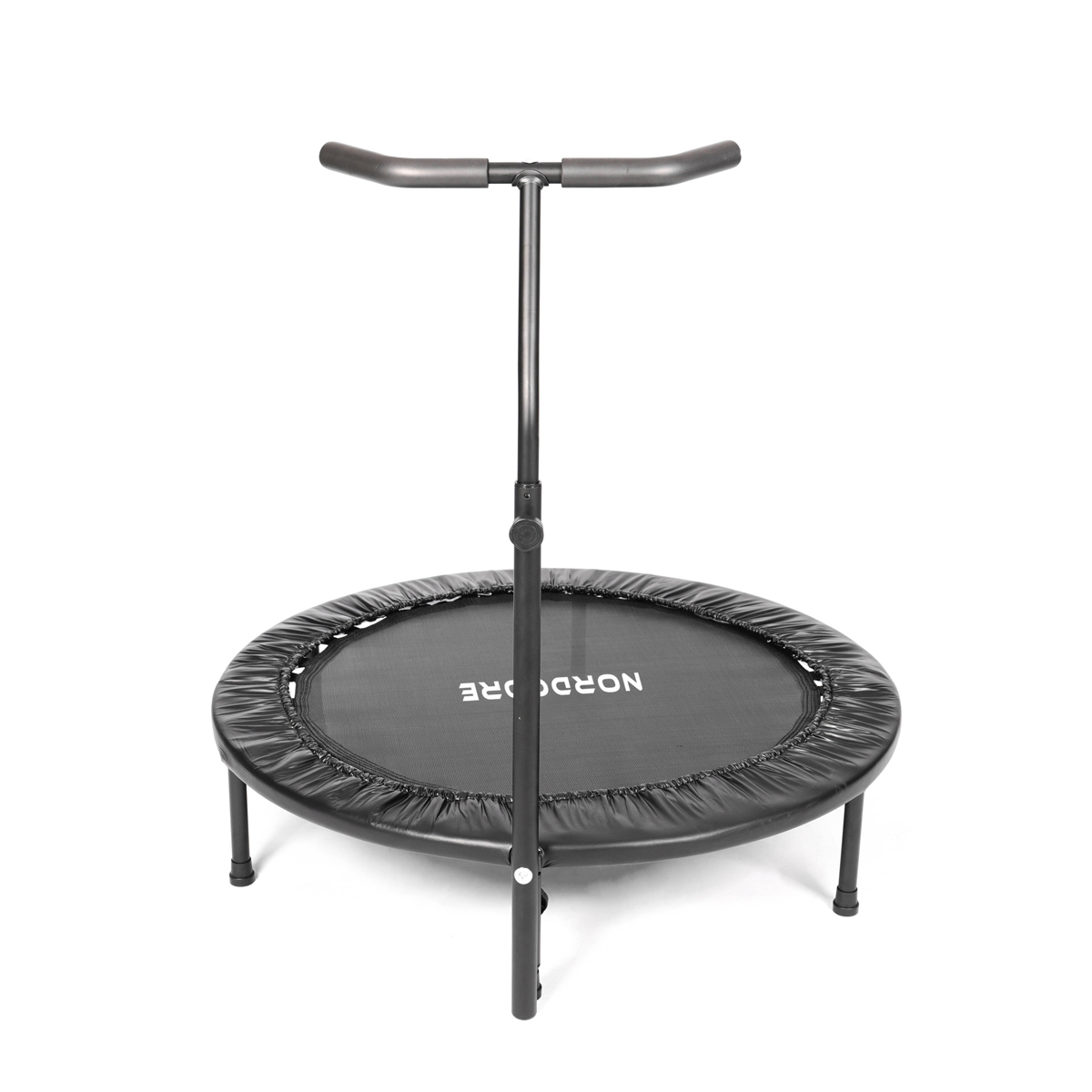 Czarna mini trampolina z uchwytem. Trampolina ma czarną ramę, matę i nogi. Uchwyt jest szary.