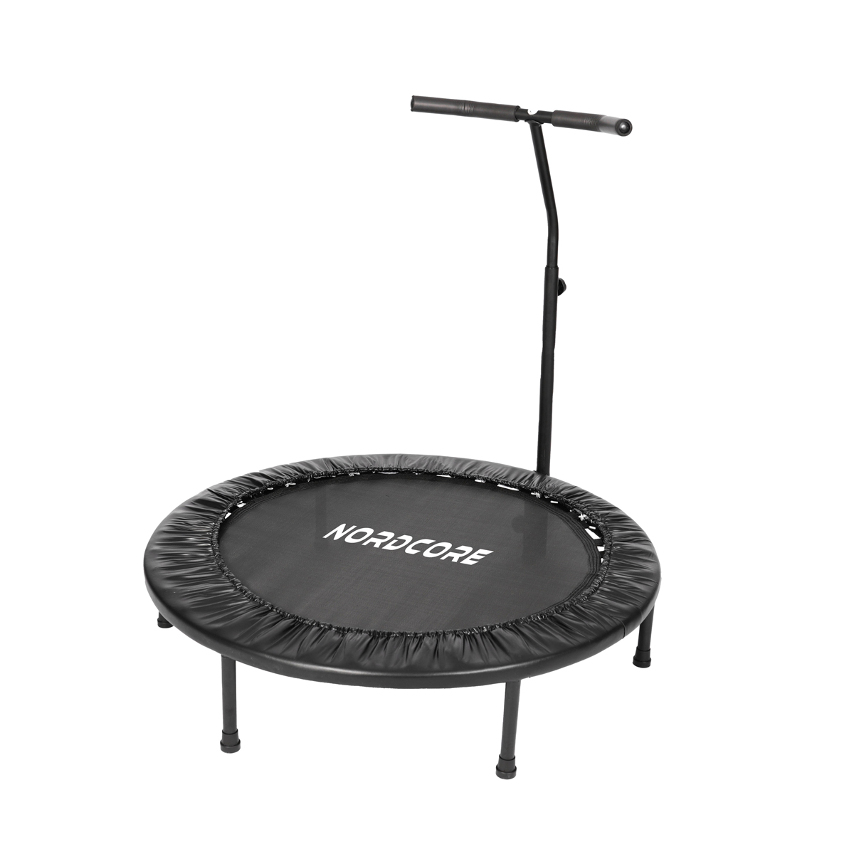 Czarna mini trampolina z uchwytem. Trampolina ma czarną okrągłą matę z napisem NORDCORE.