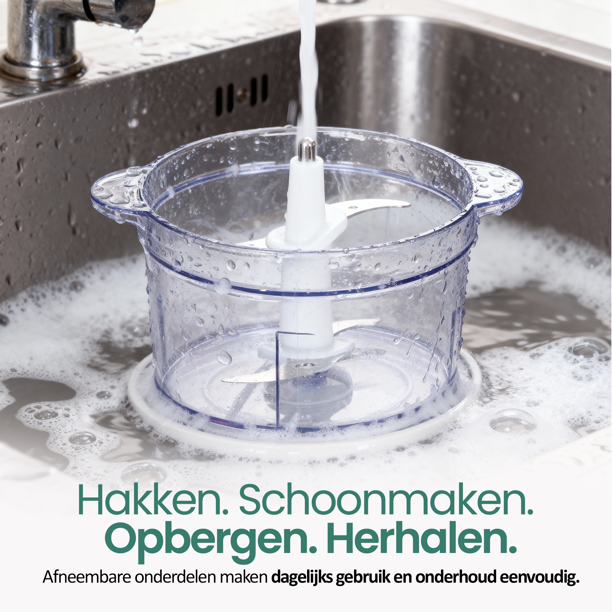 Ein klarer Food-Processor befindet sich in einem Waschbecken, über das Wasser fließt. Der Text auf dem Bild lautet: 'hacken, reinigen, lagern, wiederholen'.