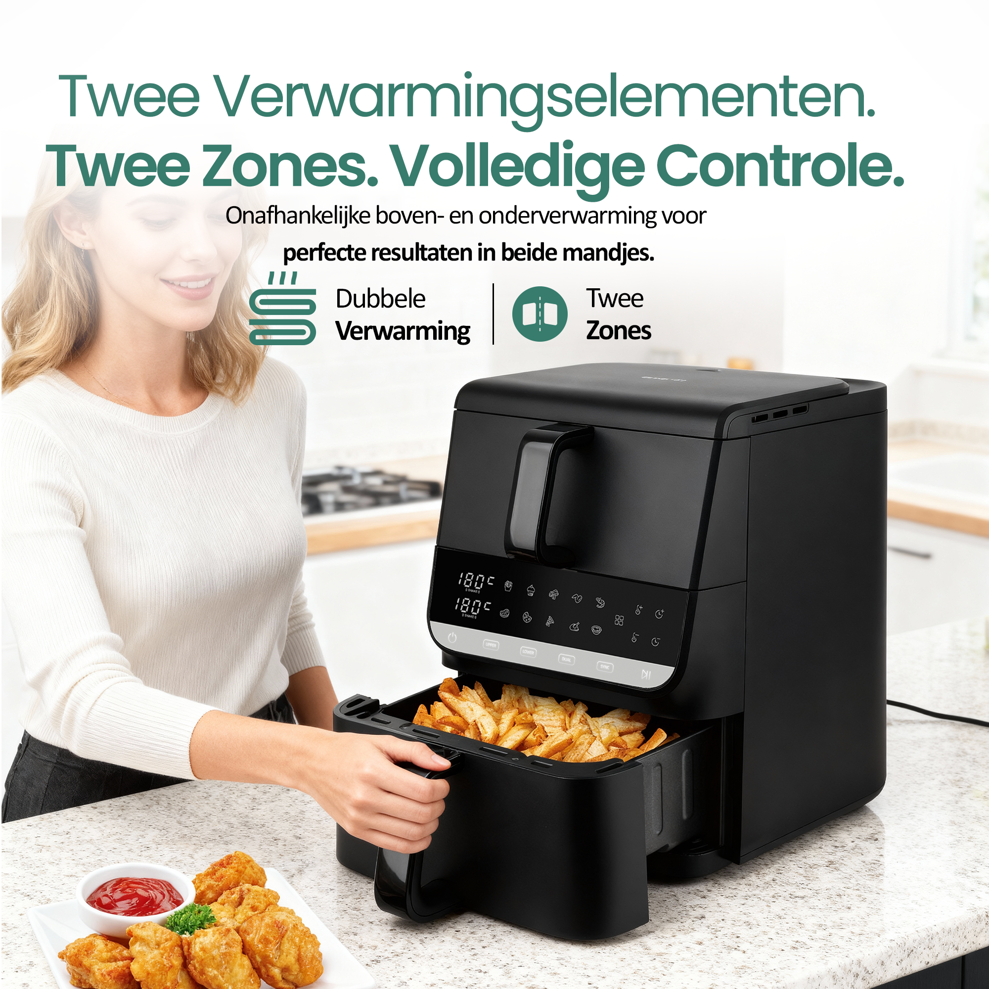 Een vrouw haalt een bakje friet uit een zwarte airfryer. Nuggets en ketchup liggen op het aanrecht.