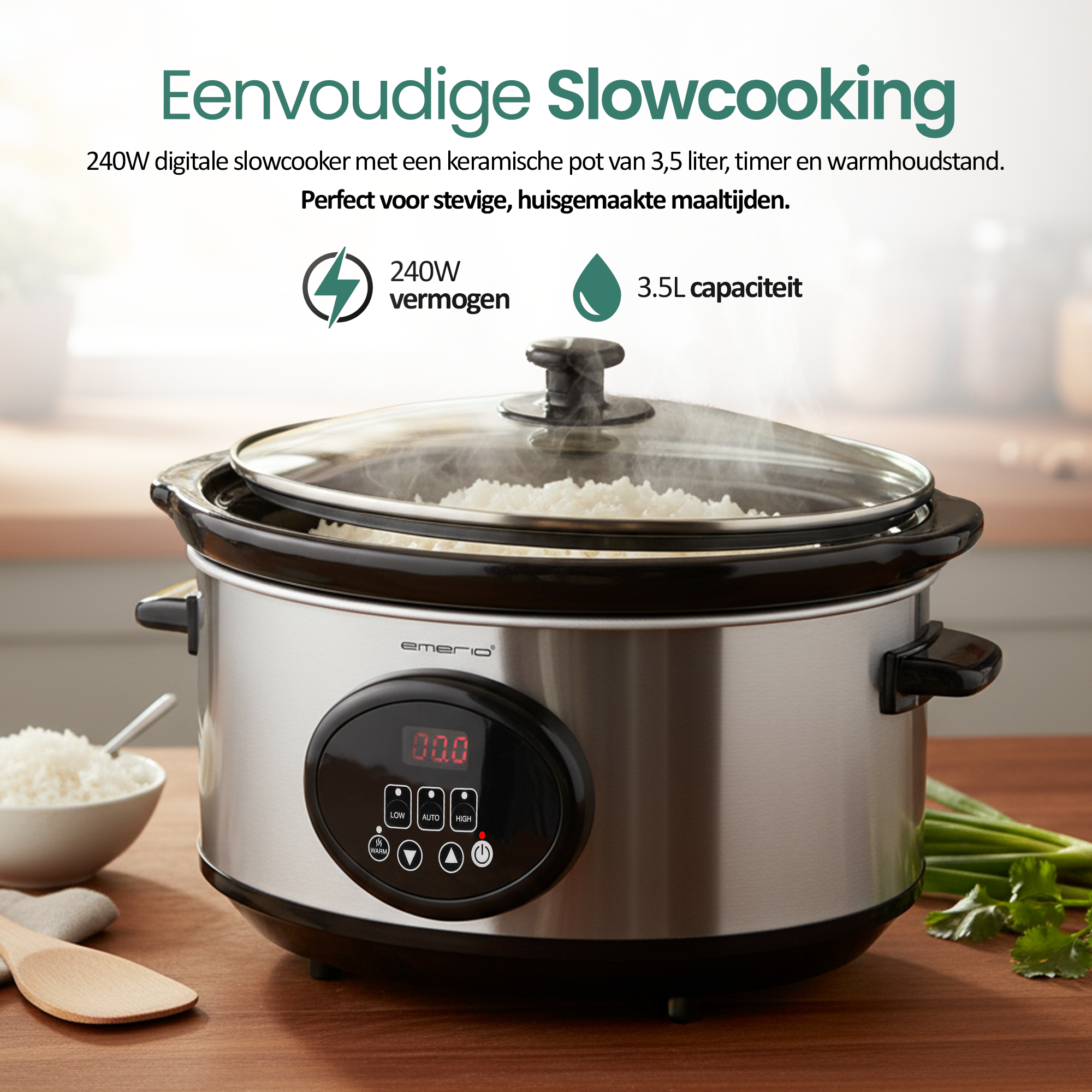 Ein Slowcooker mit Reis und Gemüse auf einem Holztisch. Eine Schüssel Reis und ein Holzlöffel sind in der Nähe.