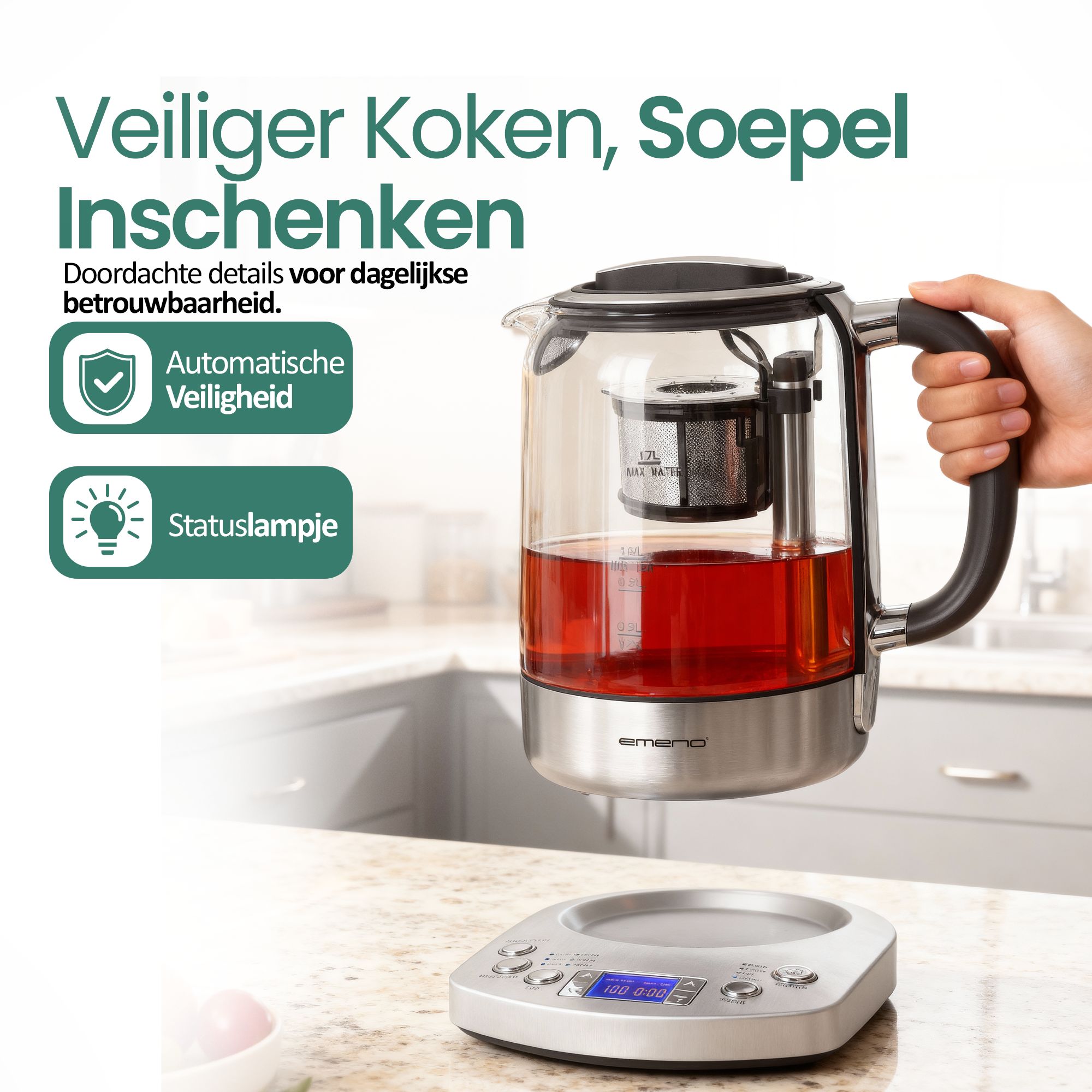 Een glazen theepot met thee erin, vastgehouden door een hand. Een verwarmingsbasis eronder. Tekst in het Nederlands.