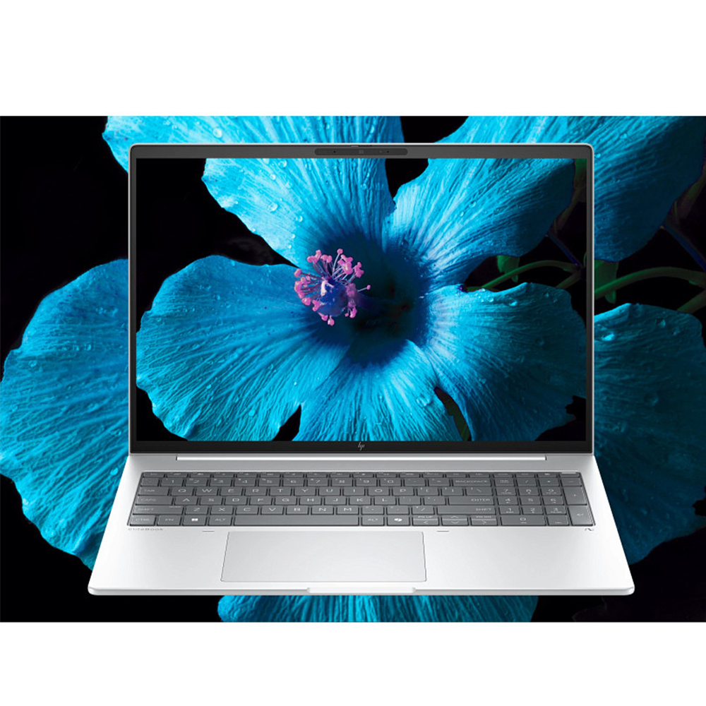 Een zilveren HP-laptop toont een blauwe bloem met een roze centrum tegen een zwarte achtergrond. Het toetsenbord is zichtbaar.