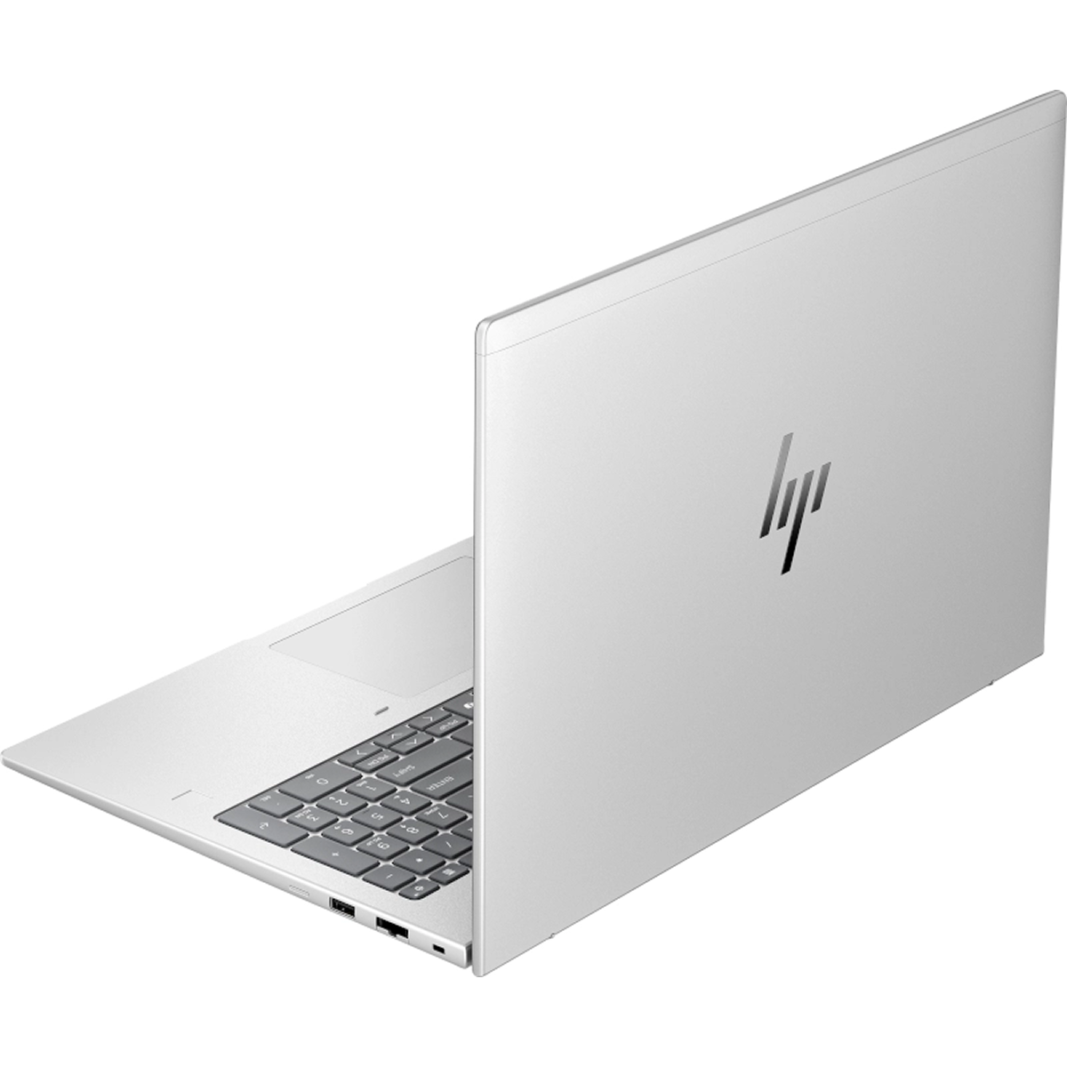 Silberner HP-Laptop auf weißem Hintergrund. Der Laptop ist geöffnet und zeigt die Tastatur und das HP-Logo.