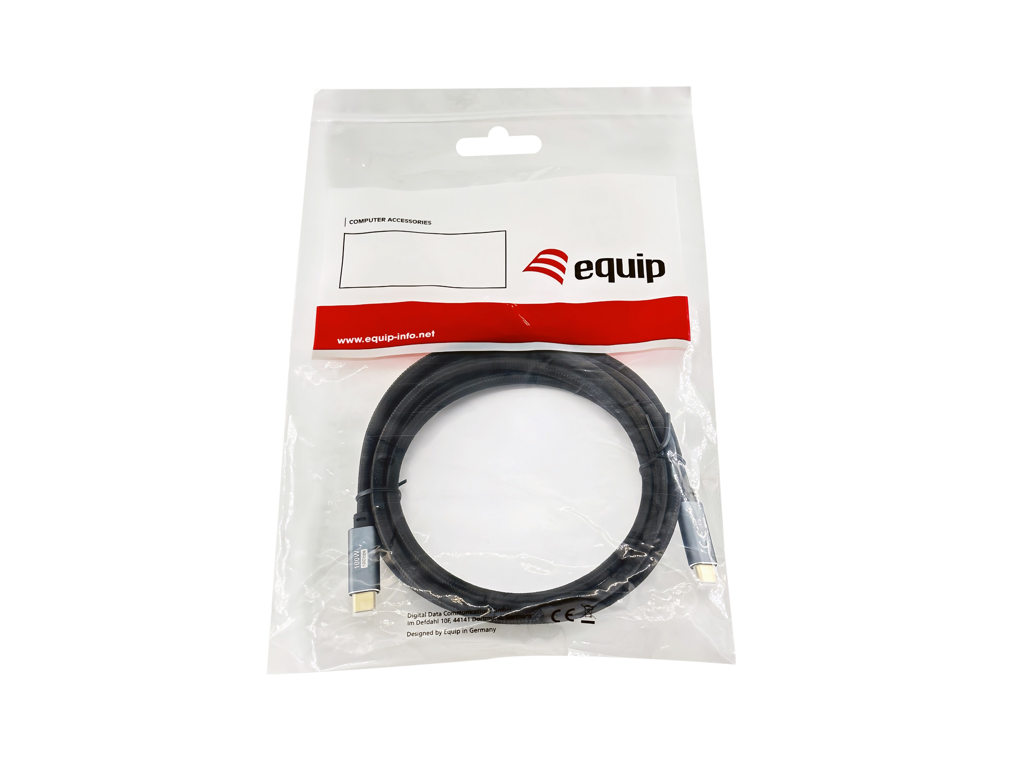 Un cavo USB-C nero in un sacchetto di plastica trasparente. Il sacchetto ha il logo 'equip' e informazioni sul prodotto.