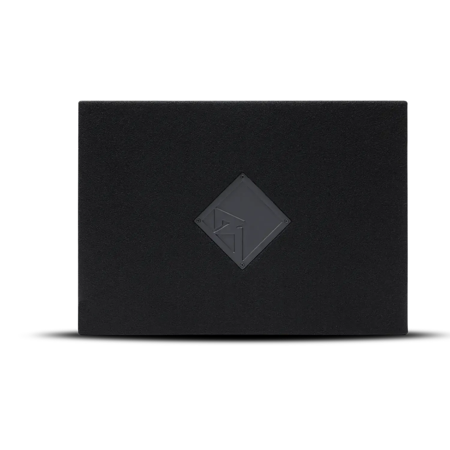 Ein rechteckiger schwarzer Subwoofer mit einem rautenförmigen Logo in der Mitte. Der Hintergrund ist komplett schwarz.
