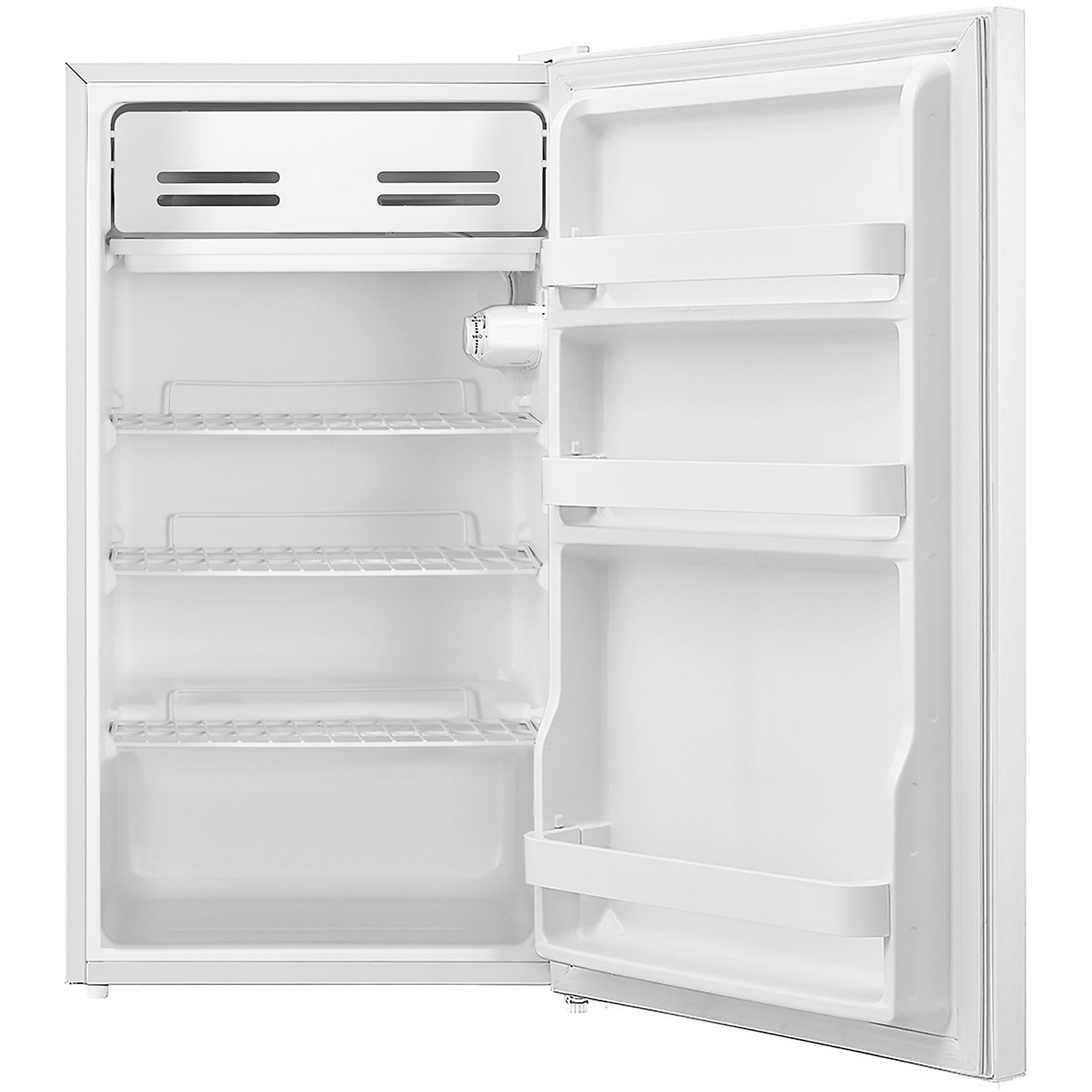 Een witte mini-koelkast met de deur open, met planken en een klein vriesvak aan de bovenkant. De binnenkant is wit.