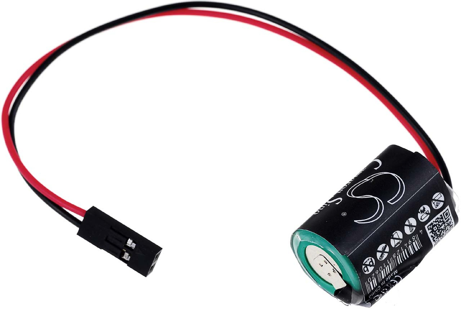 Una batería con cables negros y rojos conectados a un conector. La batería es negra con texto blanco y un extremo verde.