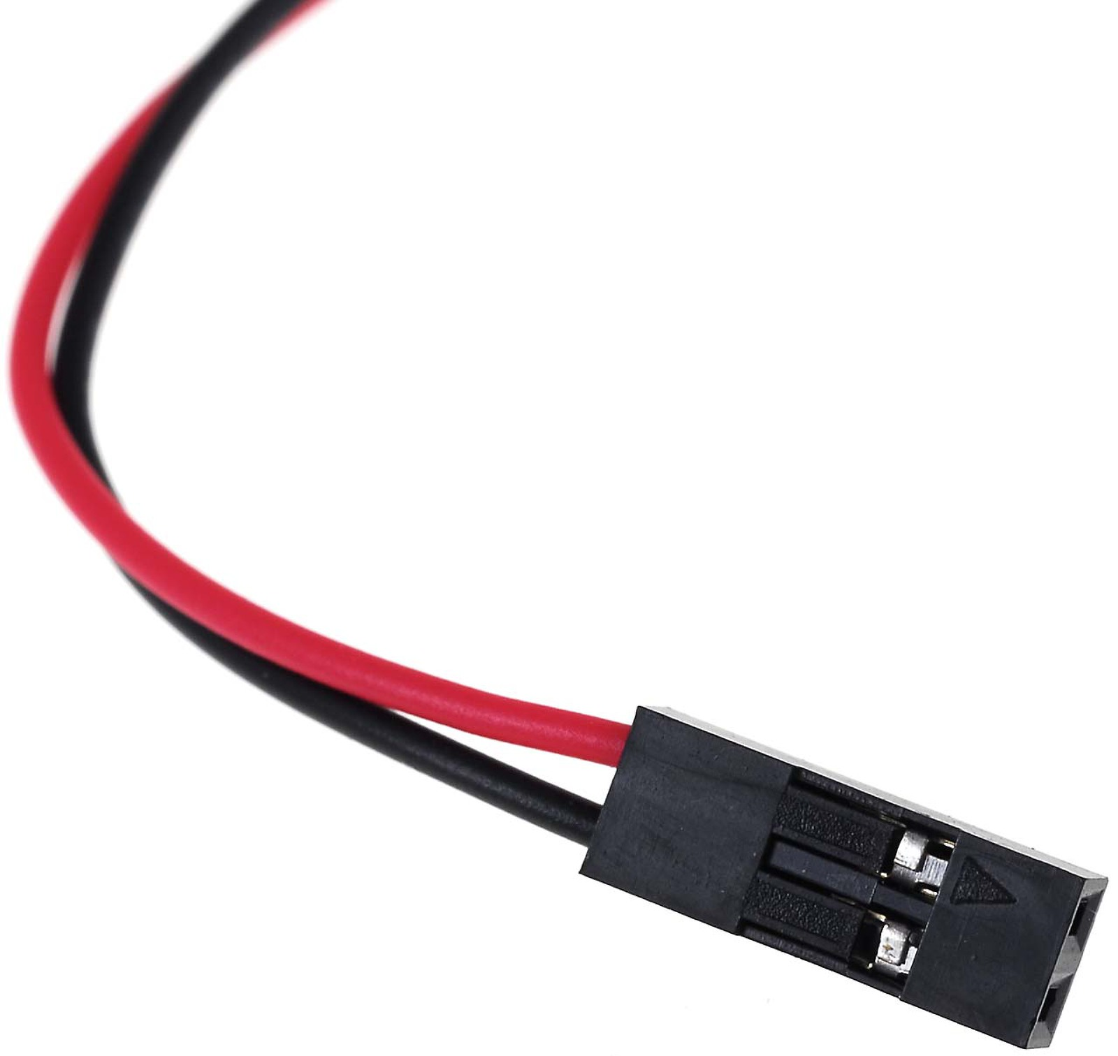 Primer plano de un conector negro con cables rojo y negro, sobre un fondo blanco.