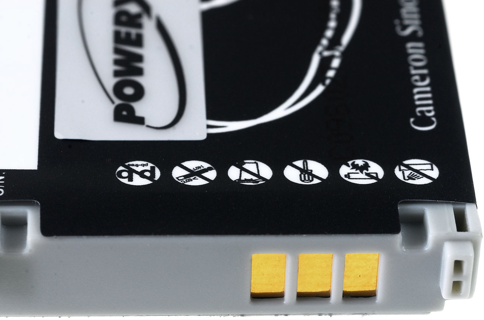 Nahaufnahme einer Batterie. Schwarze Oberfläche mit weißen Markierungen und Text. Goldene Anschlüsse unten. Die Batterie ist grau.
