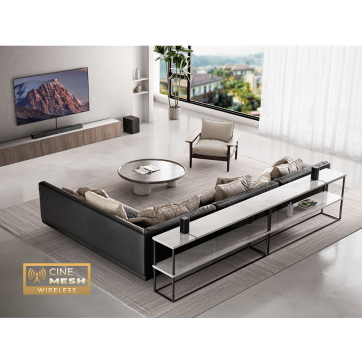 Salon z dużą czarną sofą, telewizorem, okrągłym stołem, krzesłem i widokiem na budynki przez okno.