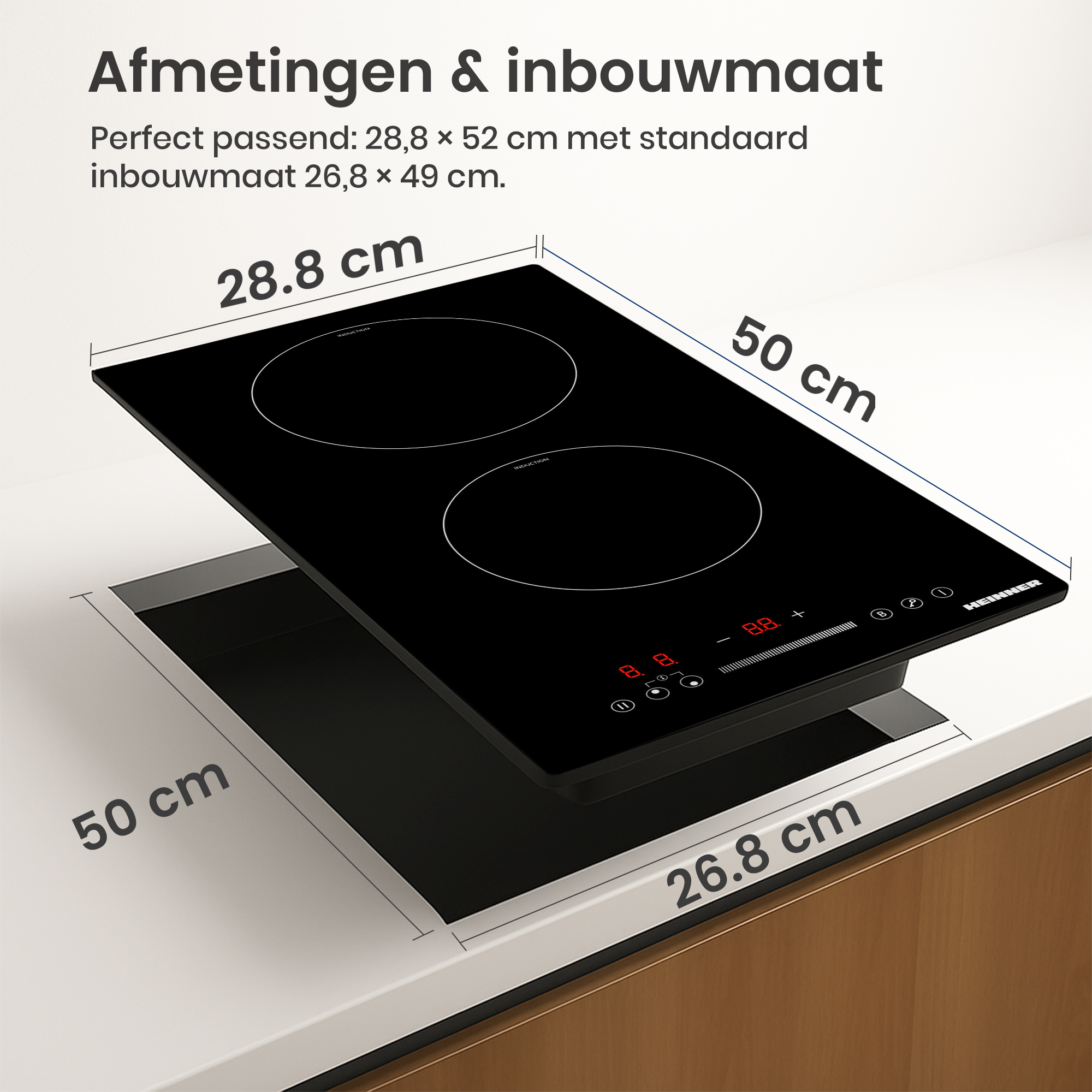 Zwarte inductiekookplaat met twee branders, afmetingen worden weergegeven. De kookplaat is op een wit oppervlak geïnstalleerd.