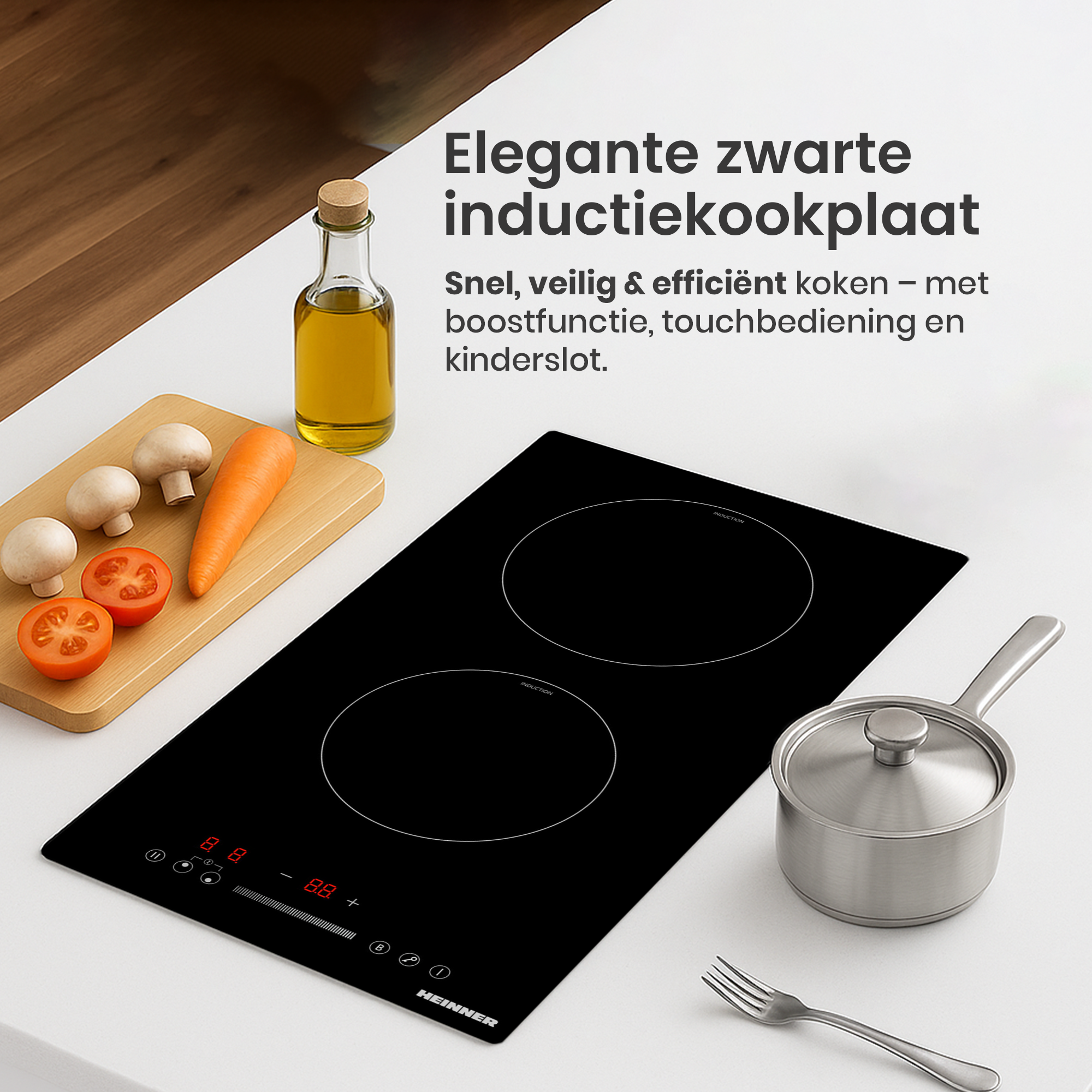 Een zwarte inductiekookplaat met twee branders, groenten, een pan en olie. De kookplaat heeft een digitaal display.