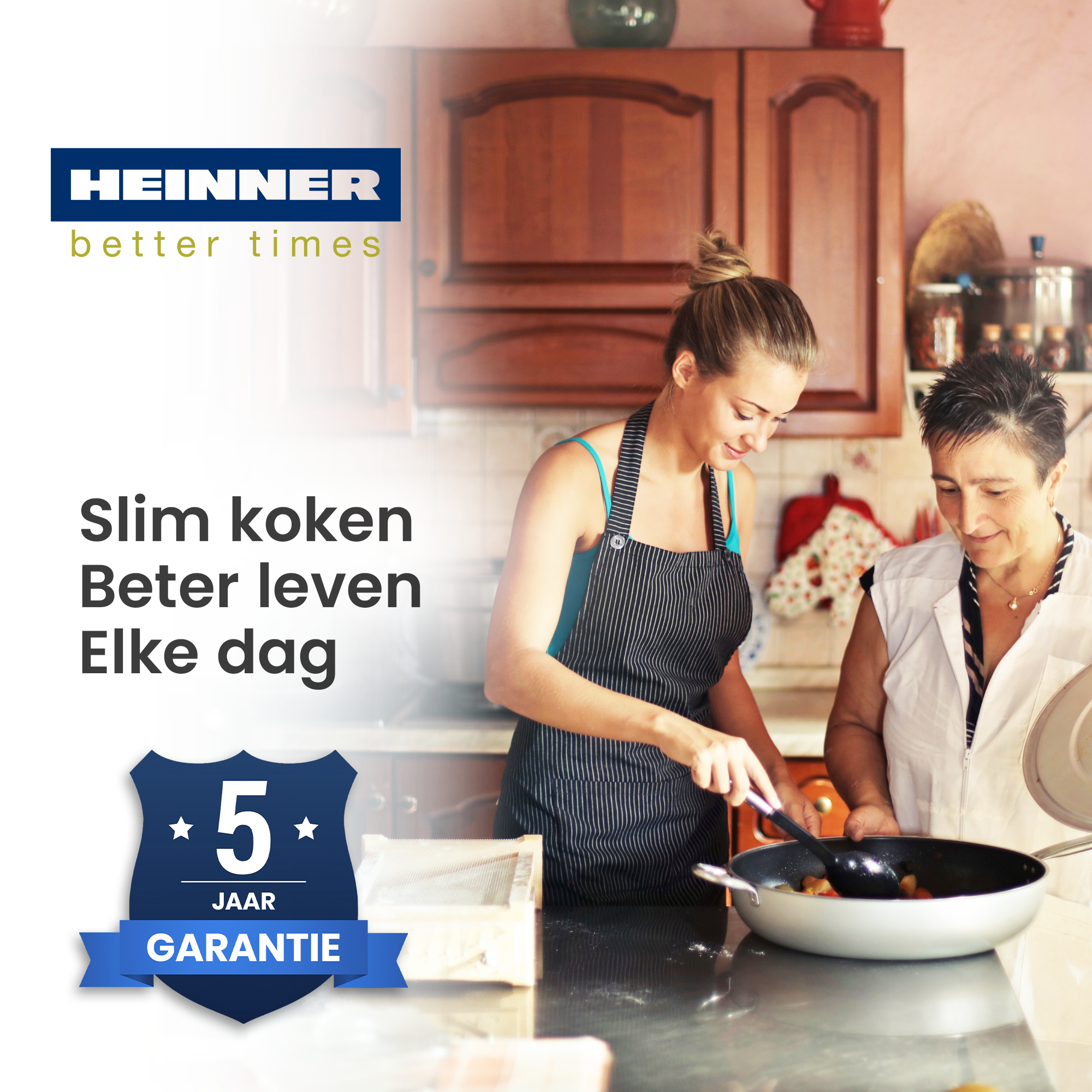 Twee vrouwen koken in een keuken. De ene roert eten in een pan, de andere houdt een deksel vast. Tekst en logo zijn ook aanwezig.