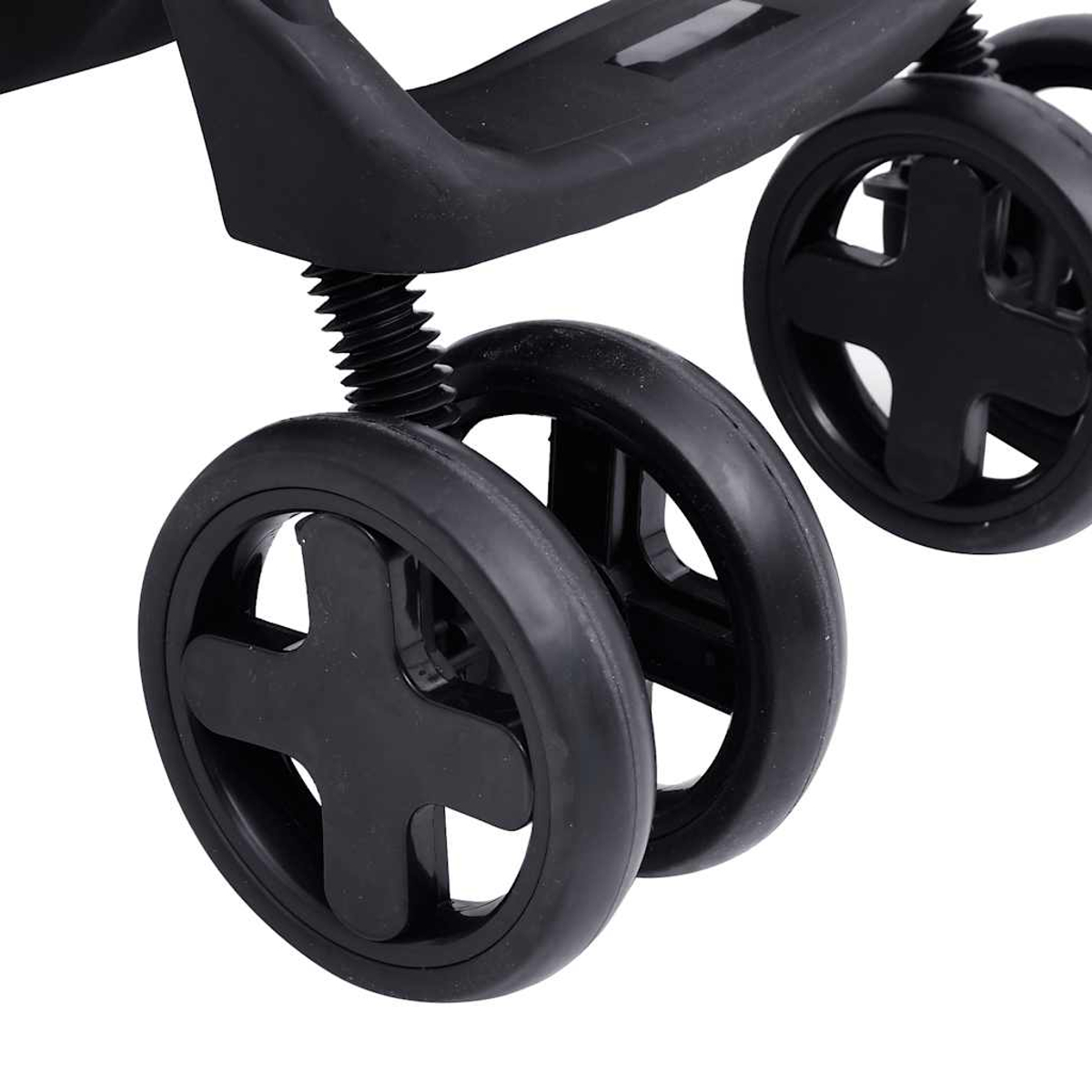 Nahaufnahme eines schwarzen Kinderwagens. Fokus auf die Räder mit kreuzförmigem Design. Feder und Rahmen sind sichtbar.