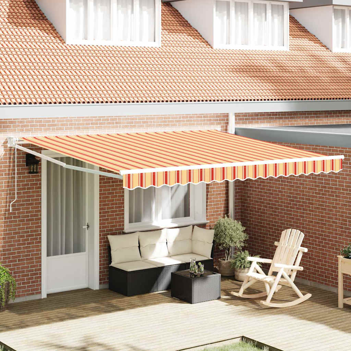 Eine Terrasse mit Markise, Sitzgelegenheiten und einem Schaukelstuhl. Rote Backsteinmauer und Ziegeldach im Hintergrund.