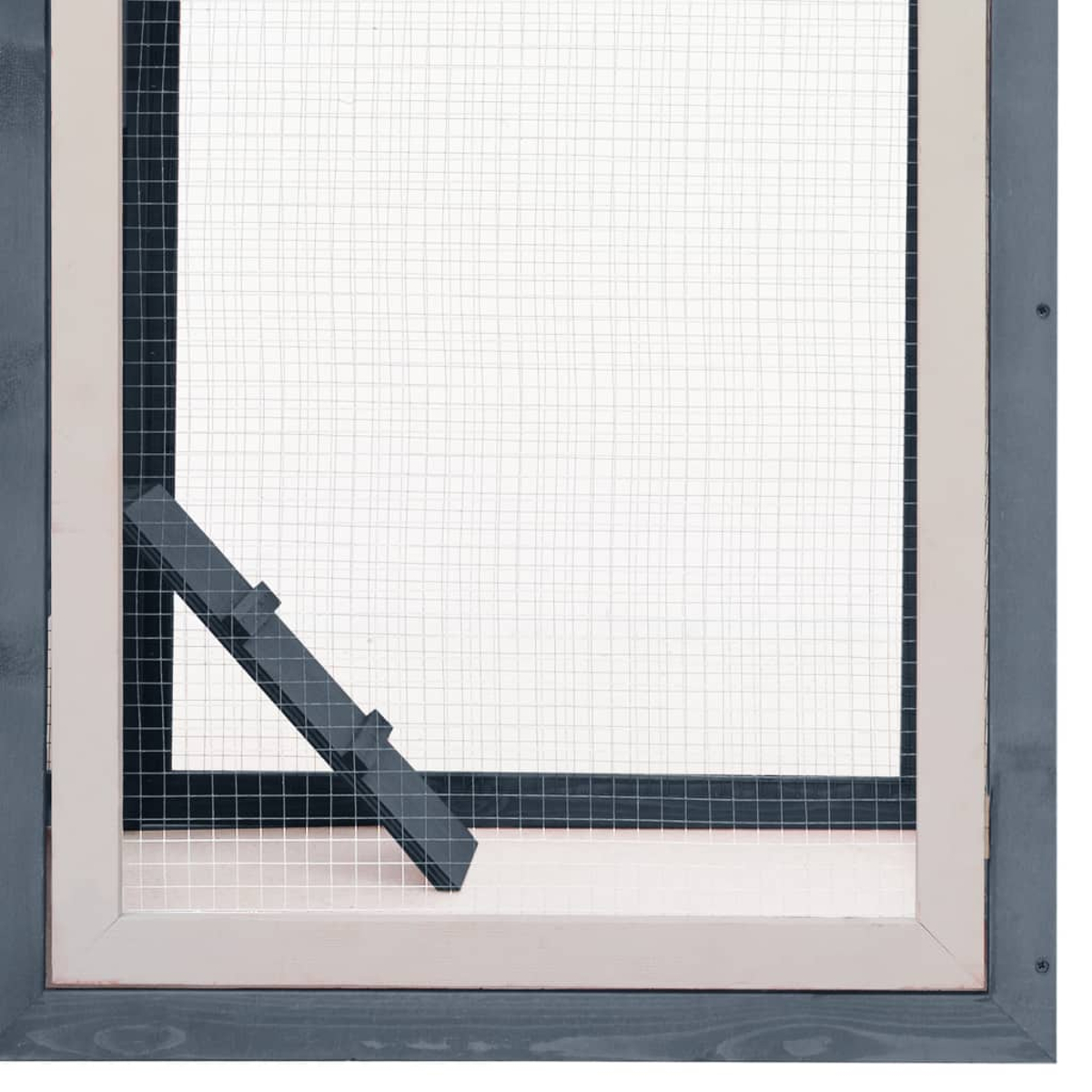 Nahaufnahme eines Holzfensterrahmens mit Gitter. Ein dunkelgrauer Riegel verläuft schräg über die untere Ecke des Bildschirms.