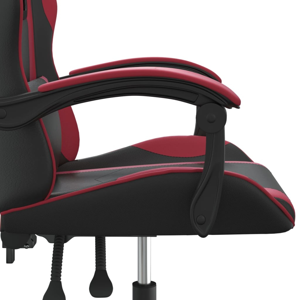 Detail des Gaming-Stuhls. Schwarz mit roten Akzenten. Armlehnen, Sitz und Rückenlehne sind sichtbar. Der Stuhl hat ein silbernes Gestell und schwarze Rollen.