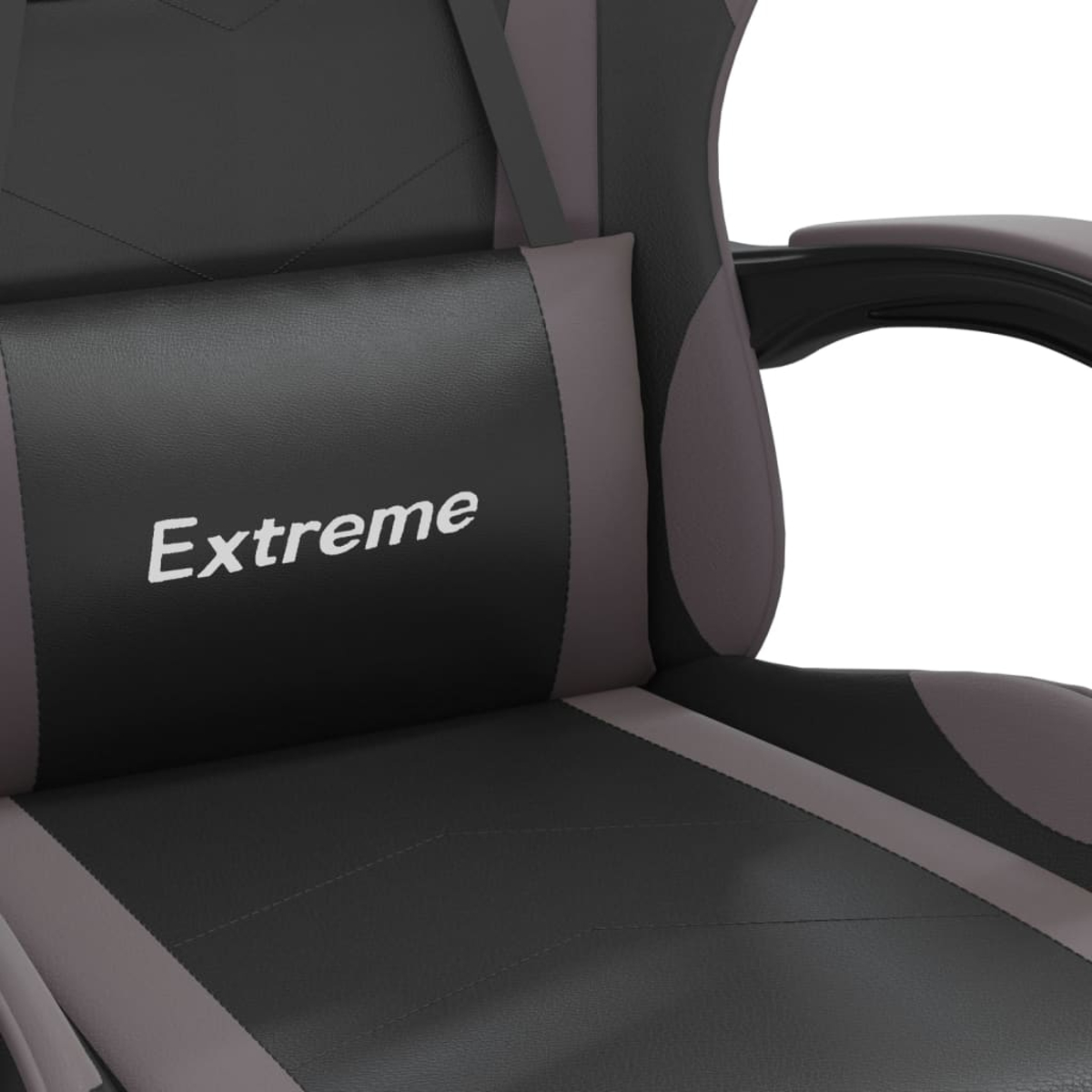 Nahaufnahme eines Gaming-Stuhls. Er ist schwarz und grau mit dem Wort 'Extreme' auf dem Rückenkissen.