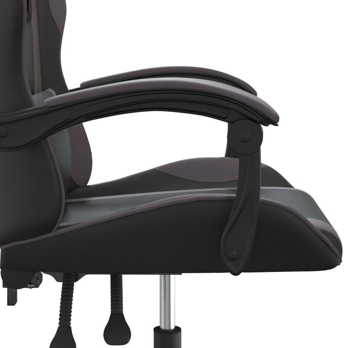 Nahaufnahme eines schwarz-grauen Gaming-Stuhls. Der Stuhl hat Armlehnen, eine Rückenlehne und einen Sitz auf weißem Grund.
