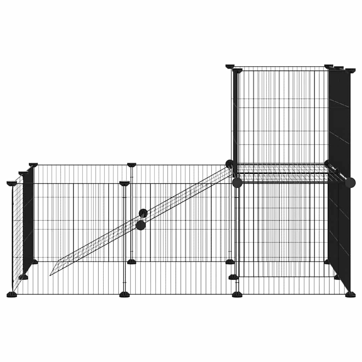 Ein schwarzer Metallkäfig mit Rampe und mehreren Ebenen auf weißem Hintergrund. Er ist leer und hat eine rechteckige Form.