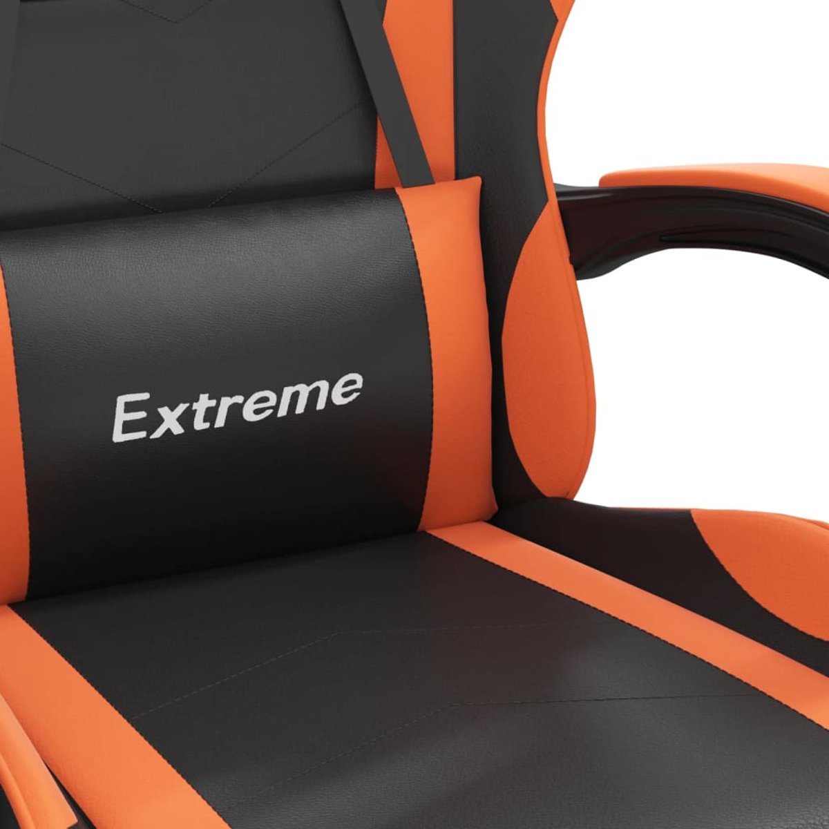Nahaufnahme eines schwarz-orangenen Gaming-Stuhls. Das Wort "Extreme" ist auf dem Kissen aufgedruckt. Der Stuhl steht vor weißem Hintergrund.