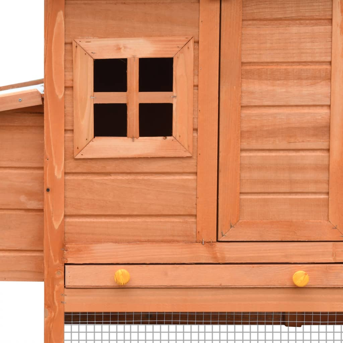 Hühnerstall aus Holz mit kleinem Fenster, Tür und Drahtgeflecht. Zwei gelbe Knöpfe sind sichtbar. Das Holz hat eine natürliche Farbe.