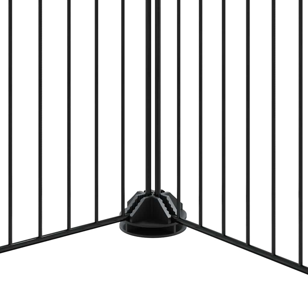 Eine schwarze Metall-Struktur mit vertikalen Stäben. Sie hat eine dreieckige Basis und ist vor weißem Hintergrund.