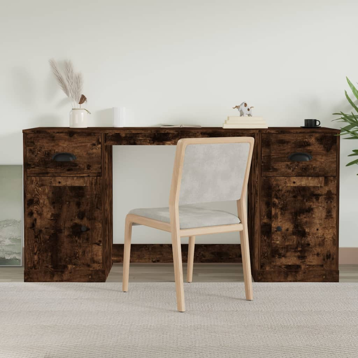 Ein dunkler Holzschreibtisch mit zwei Schubladen, einem Stuhl und Dekorationen, darunter eine Pflanze und ein Teppich.